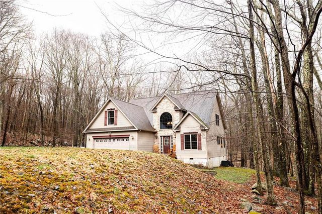 139 Swallow Ct, Bushkill, PA 18324