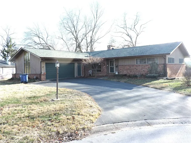 8 Carriage Ln, Danville, IL 61832