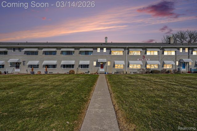 5946 Alan Dr #40, Brighton, MI 48116