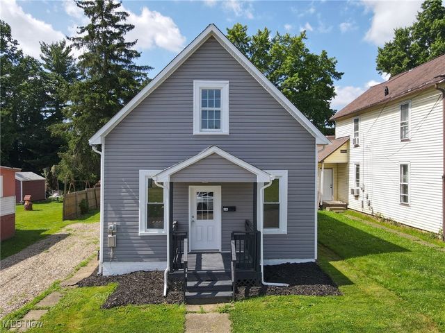 522 W  High St, Uhrichsville, OH 44683