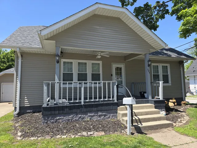 121 N  Ludlow St, Olney, IL 62450