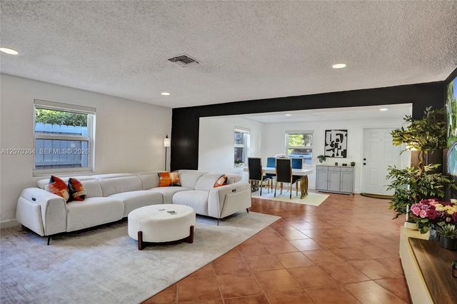 1022 NE 34th Ct, Oakland Park, FL 33334