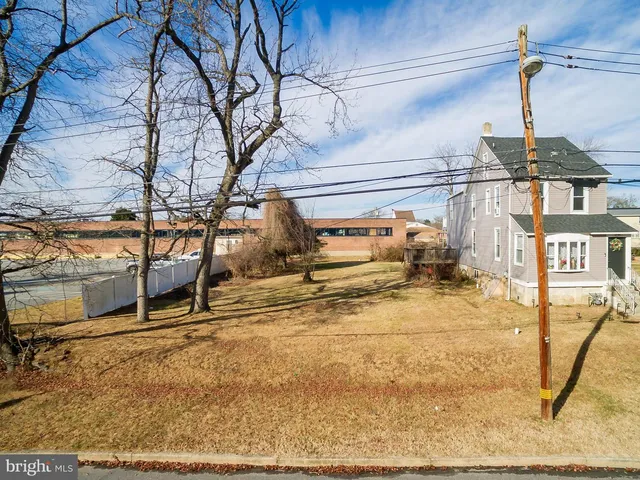 N  Garfield Ave, Glenolden, PA 19036