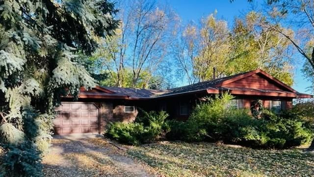 1415 Crest Dr, Chaska, MN 55318