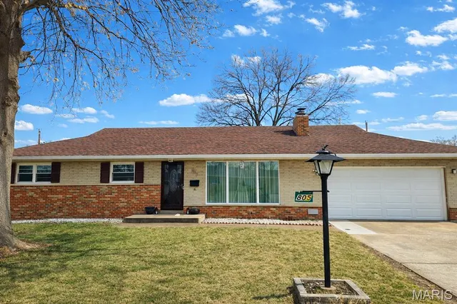 805 Westair Dr, Saint Louis, MO 63125