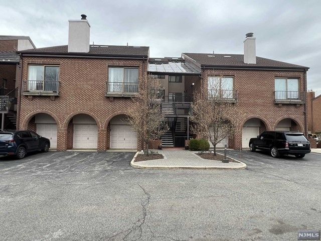 5 Millay Ct, Teaneck, NJ 07666