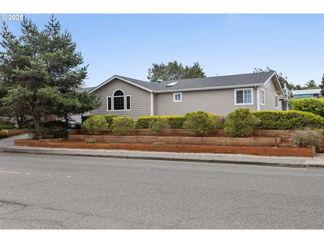 3095 Virginia Ave, North Bend, OR 97459
