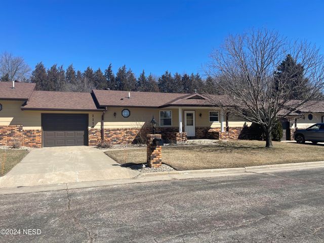 1114 N  Riverview Ct, Watertown, SD 57201