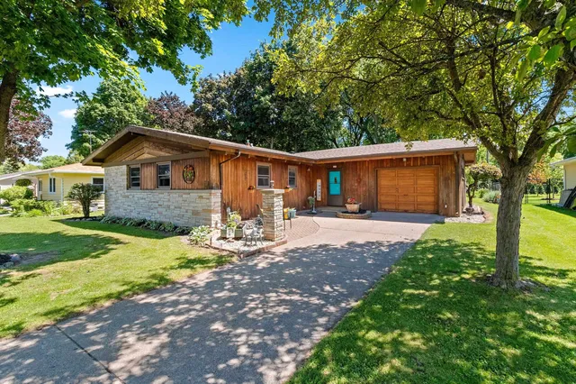 169 W  25th Ave, Oshkosh, WI 54902