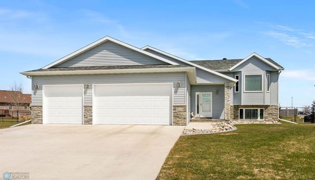 3320 5th Ave N, Moorhead, MN 56560