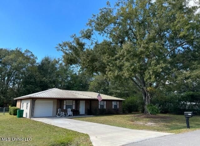9813 Briarcliff Dr, Moss Point, MS 39562