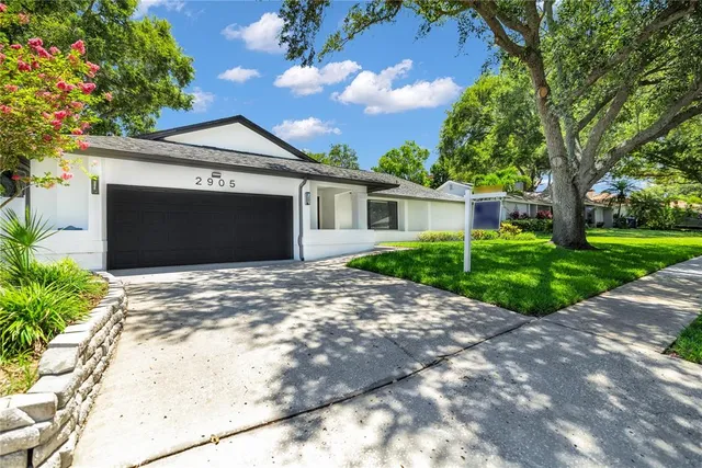 2905 Bluffs Dr, Largo, FL 33770