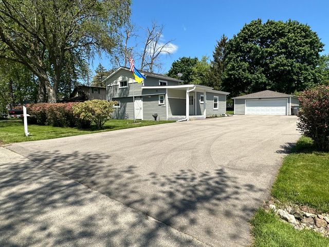 S70W18842 Gold Dr, Muskego, WI 53150
