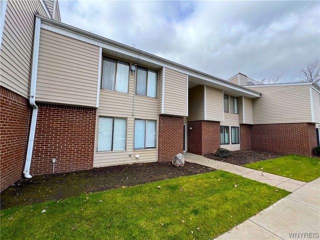 2 Southcreek Ct, East Amherst, NY 14051