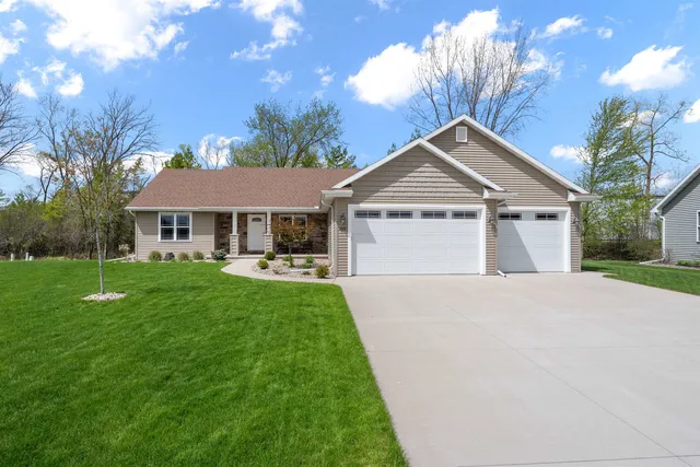 2078 W  Sugar Ct, Appleton, WI 54913