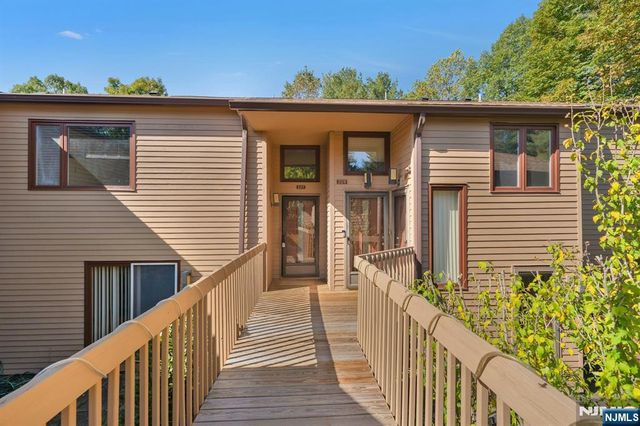 227 Mountain View Dr, Mahwah, NJ 07430