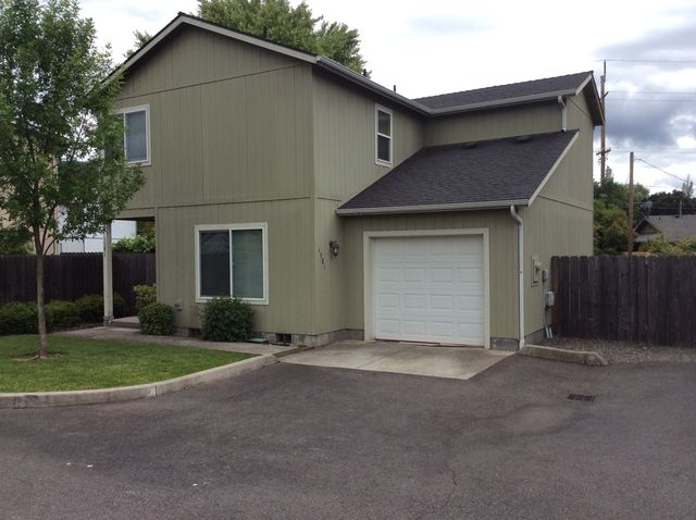 1381 SE M St, Grants Pass, OR 97526
