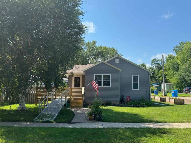 310 W  Cedar St, Vermillion, SD 57069