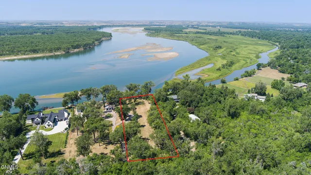 6514 Island Dr, Bismarck, ND 58504