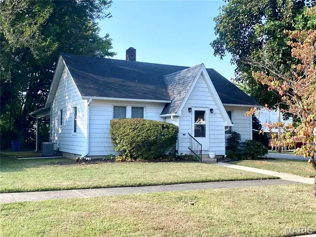 901 E  Cypress St, Charleston, MO 63834