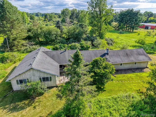 9671 Coon Lake Rd, Gregory, MI 48137