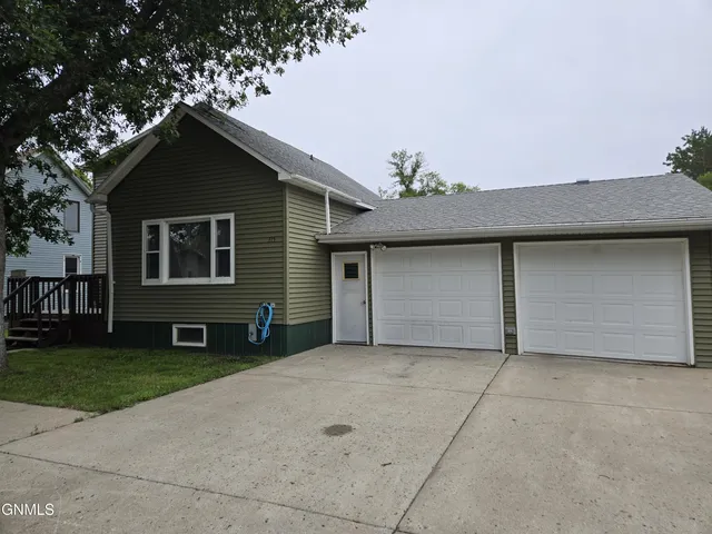 115 S  5th St, Wishek, ND 58495