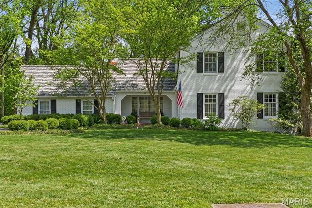 11230 Hermitage Hill Pl, Saint Louis, MO 63131