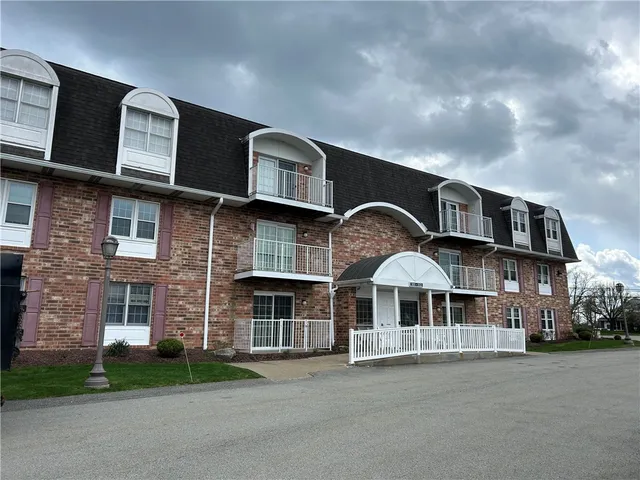 301 Clubhouse Dr, Washington, PA 15301