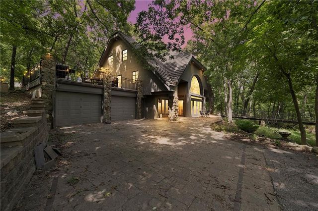 928 NW Cedar Creek Ln, Lees Summit, MO 64081