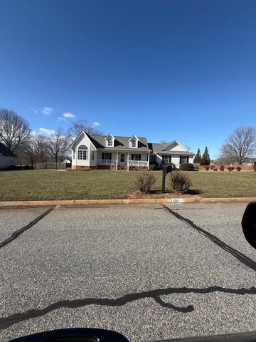 200 Pearle Brook Ln, Taylors, SC 29687