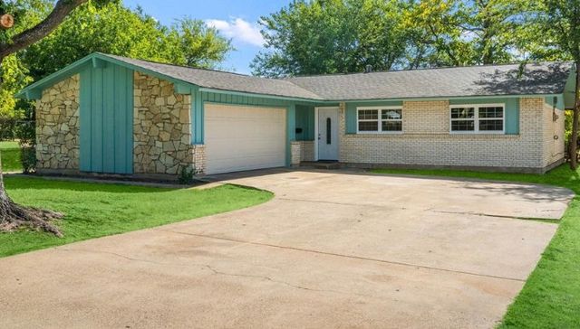 2722 Western Park Dr, Dallas, TX 75211