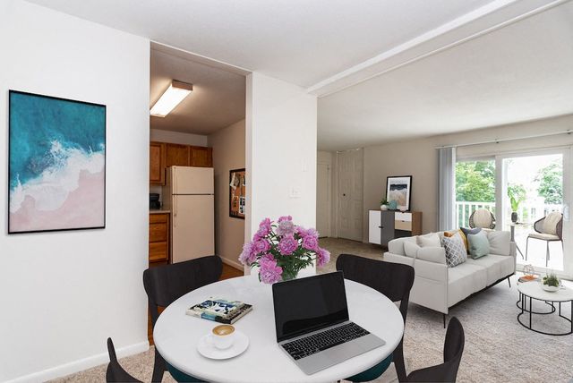 1A Rolling Green Dr #16, Amherst, MA 01002