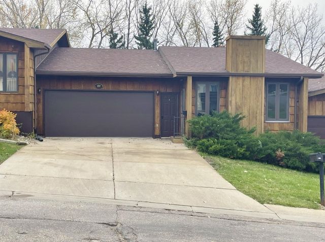 1217 Glacial Dr, Minot, ND 58703