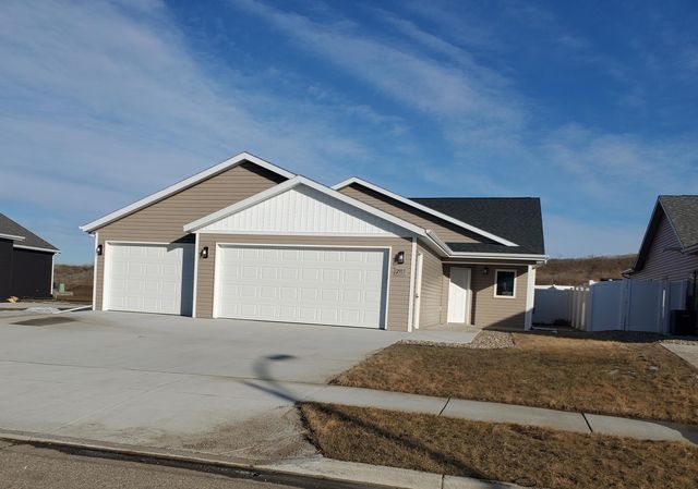 2913 Armstrong St, Bismarck, ND 58504