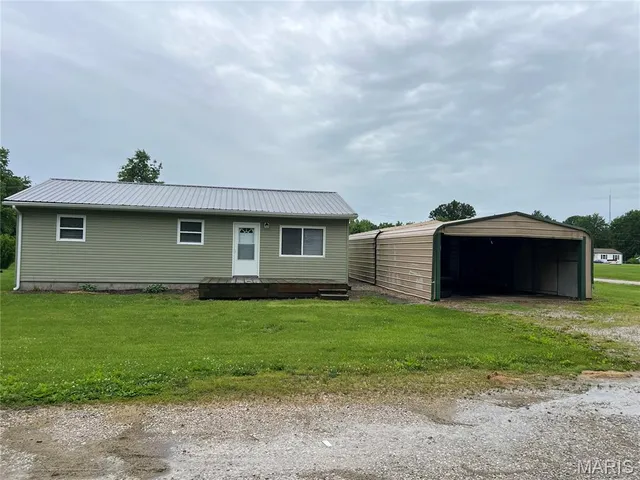 902 Elm St, Montgomery City, MO 63361