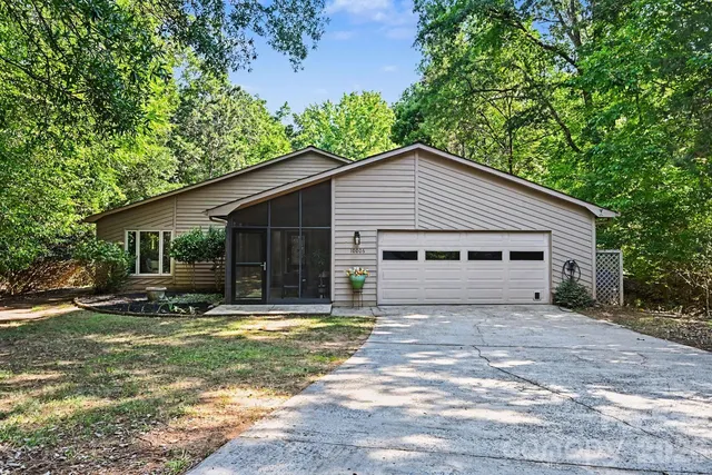 10006 Stoneleigh Ln, Charlotte, NC 28277
