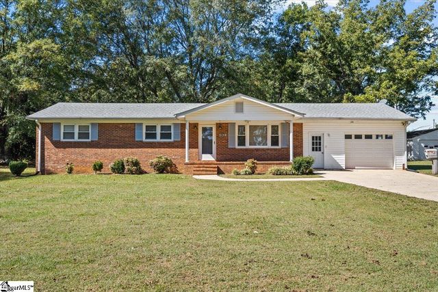 174 Berry Rd, Boiling Springs, SC 29316