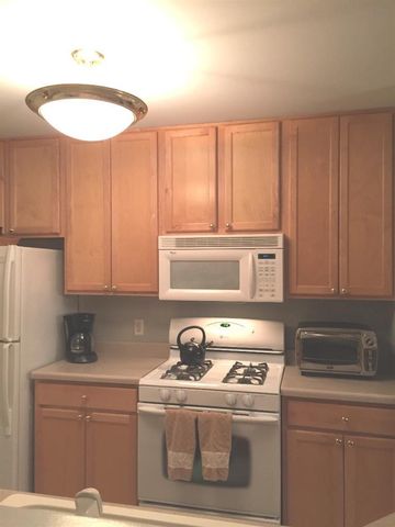 9841 Wildwood Ct #1-D, Highland, IN 46322