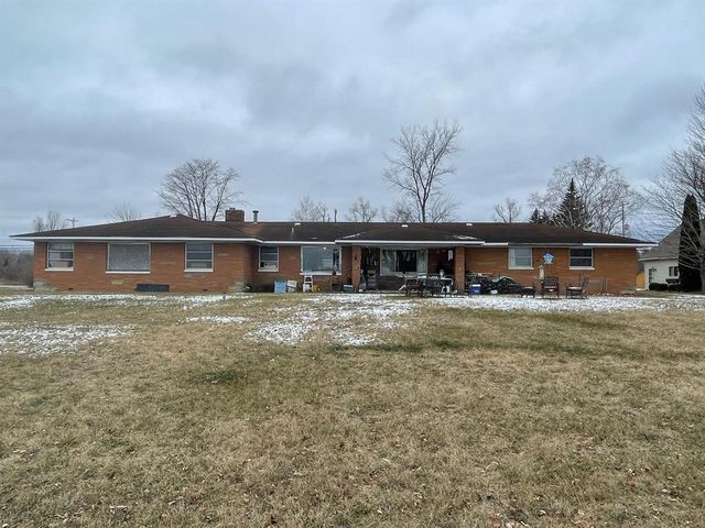 126 Clearview Dr, Houghton Lake, MI 48629