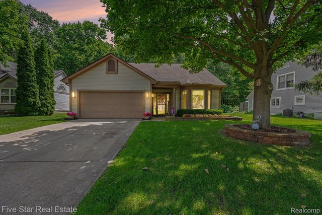 6838 Fox Ln, Waterford, MI 48327