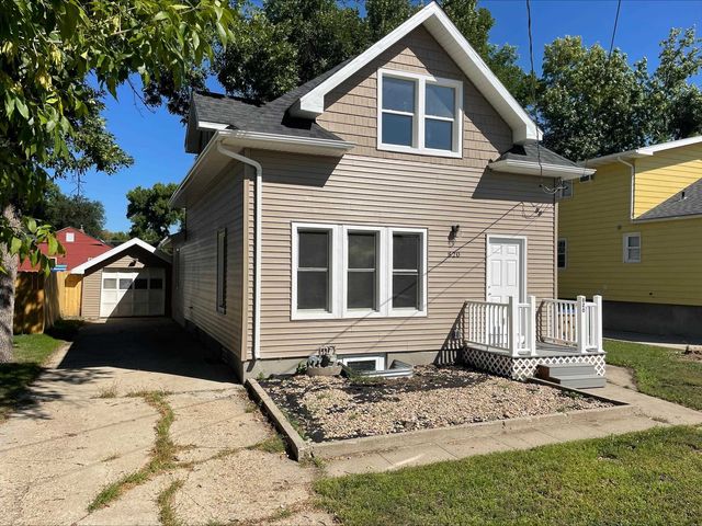 820 7th Ave NW, Minot, ND 58703