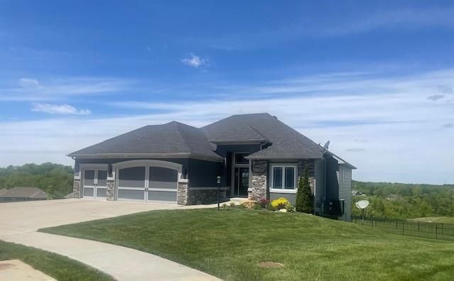 4200 Castlegate Ct, Saint Joseph, MO 64505