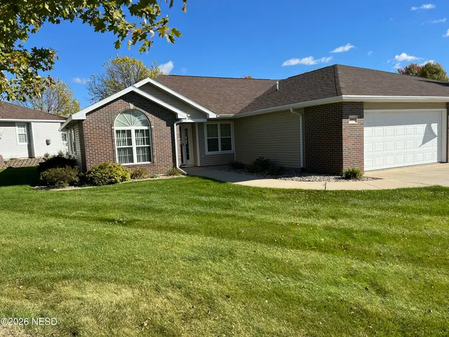 2002 Palisades Ln, Watertown, SD 57201