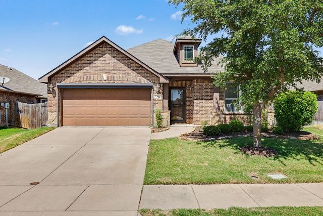 8305 Spitfire Trl, Aubrey, TX 76227