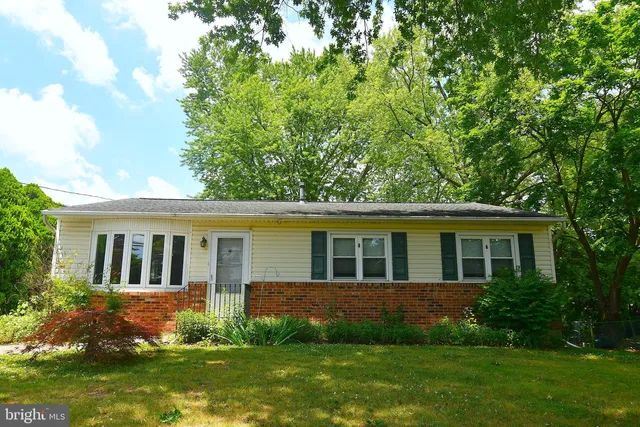 942 Mearns Rd, Warminster, PA 18974