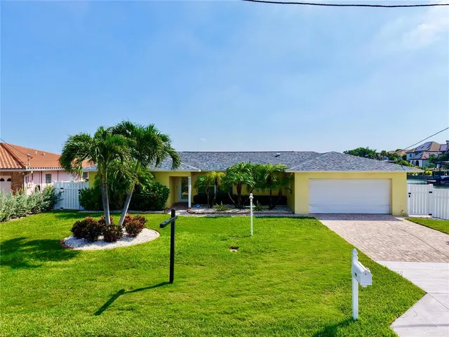 902 Oakwood Dr, Largo, FL 33770