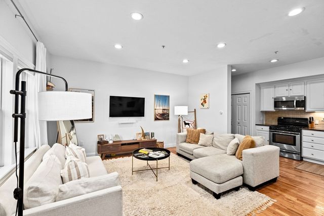 202 K St #4, Boston, MA 02127