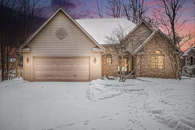 5571 Hickory Ln, Bay City, MI 48706