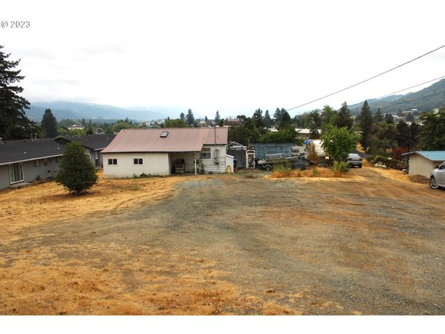476 Smith St, Riddle, OR 97469