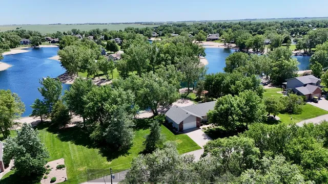 319 Island Dr, Doniphan, NE 68832